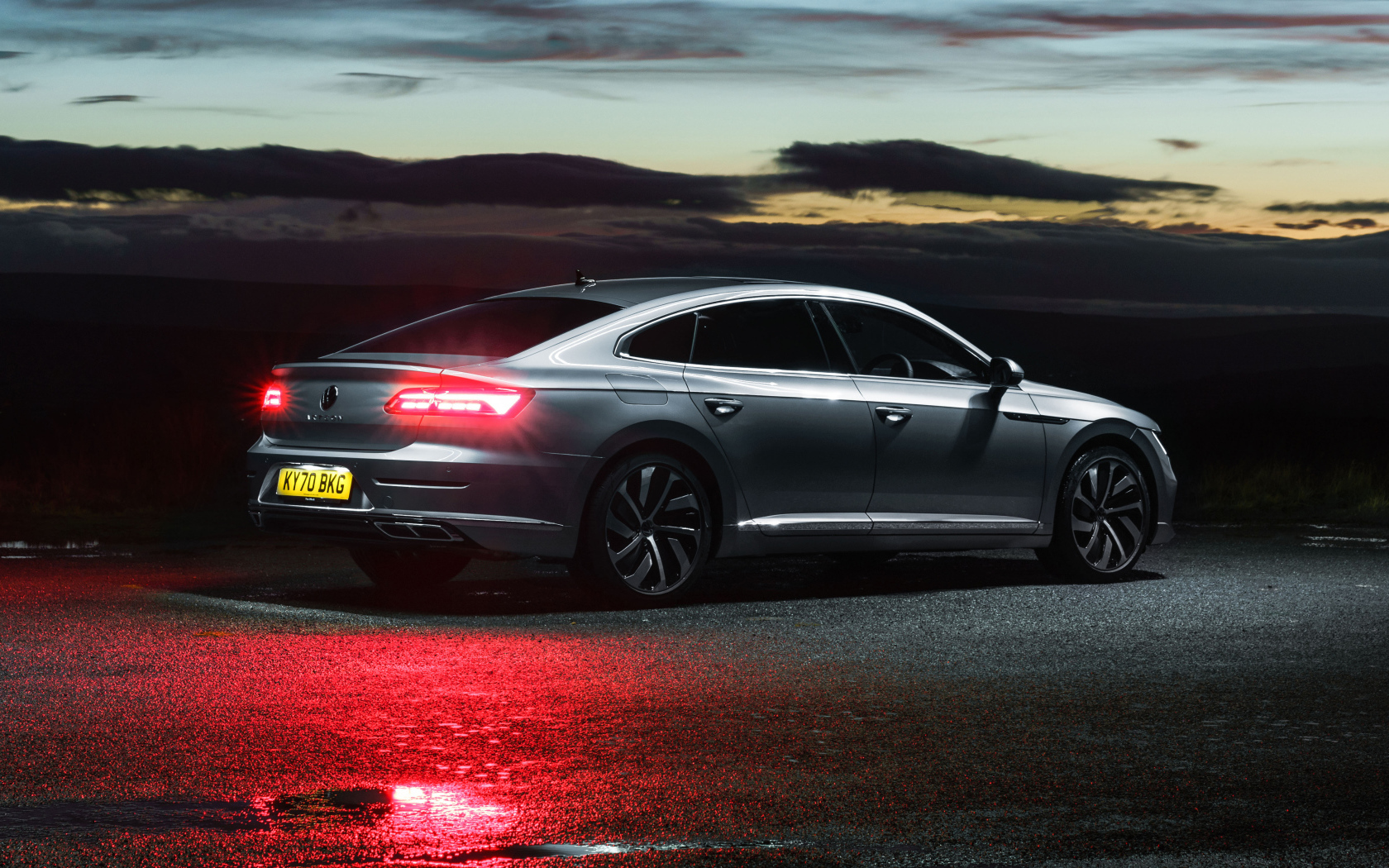 Автомобиль Volkswagen Arteon R-Line 2020 года вид сзади