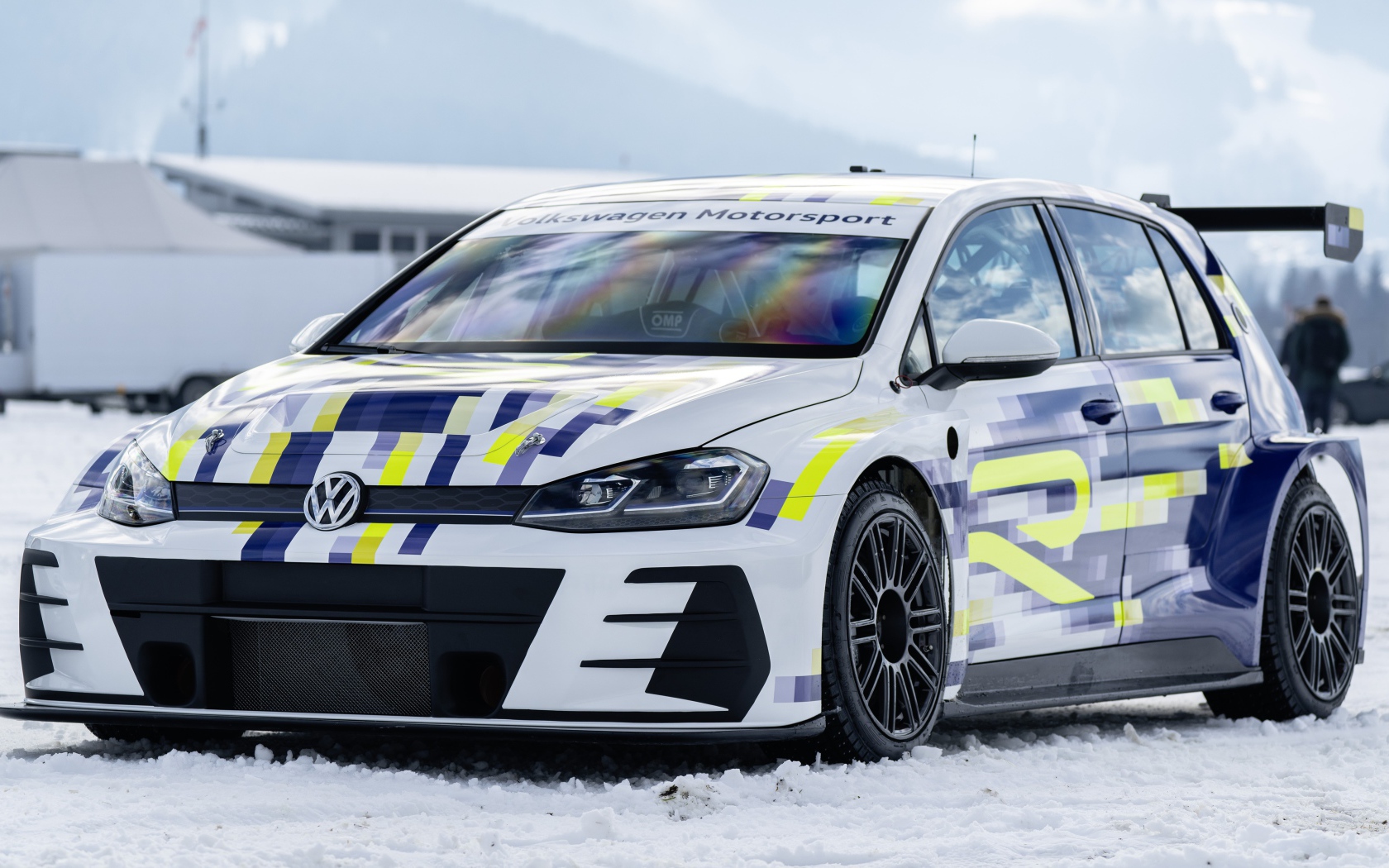 Автомобиль Volkswagen ER1 Concept 2020 года на снегу