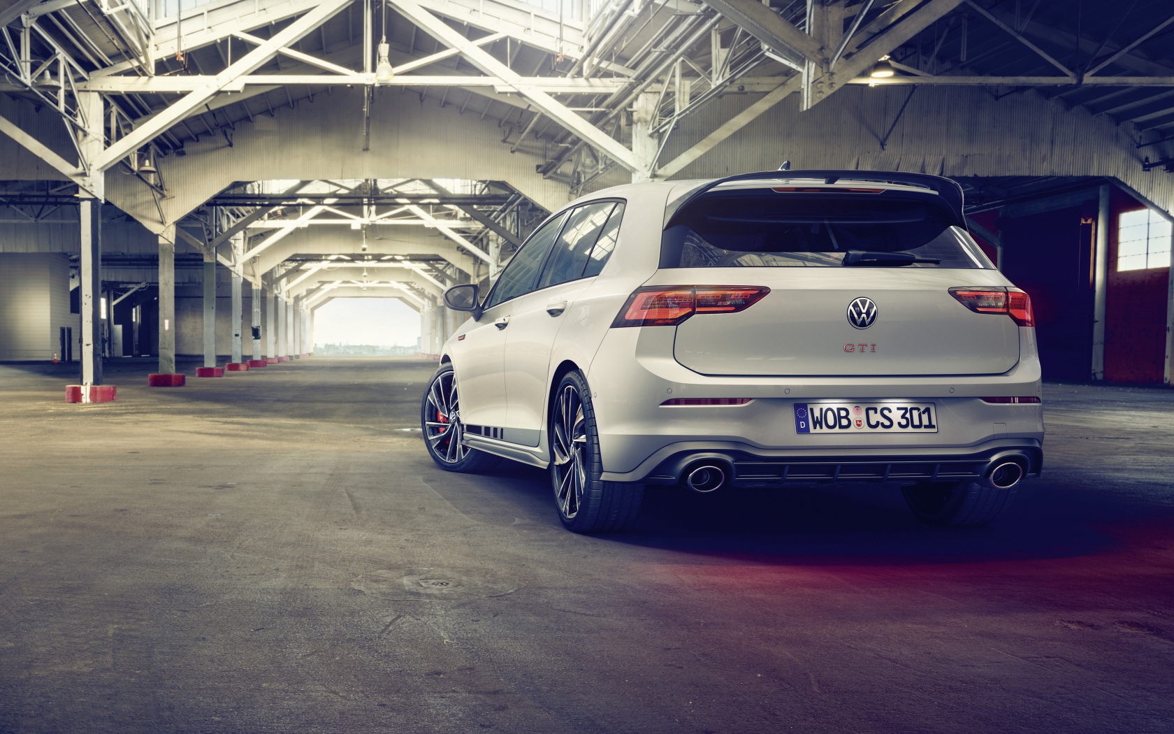 Автомобиль Volkswagen Golf GTI Clubsport 2020 года вид сзади 