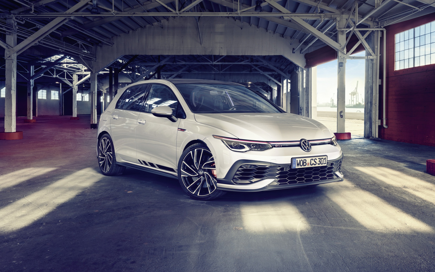Белый автомобиль Volkswagen Golf GTI Clubsport 2020 года в гараже
