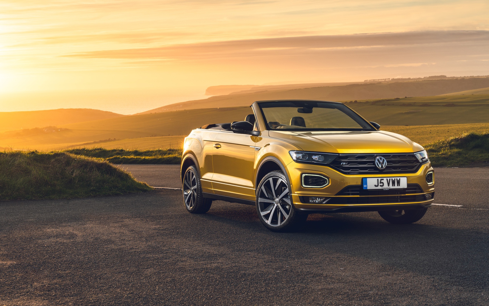 Автомобиль Volkswagen T-Roc Cabriolet R-Line 2020 года на фоне заката