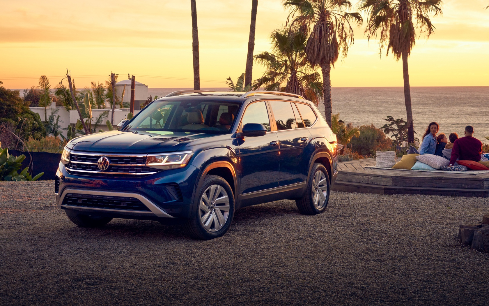 Синий внедорожник Volkswagen Atlas V6, 2021 года на фоне океана 