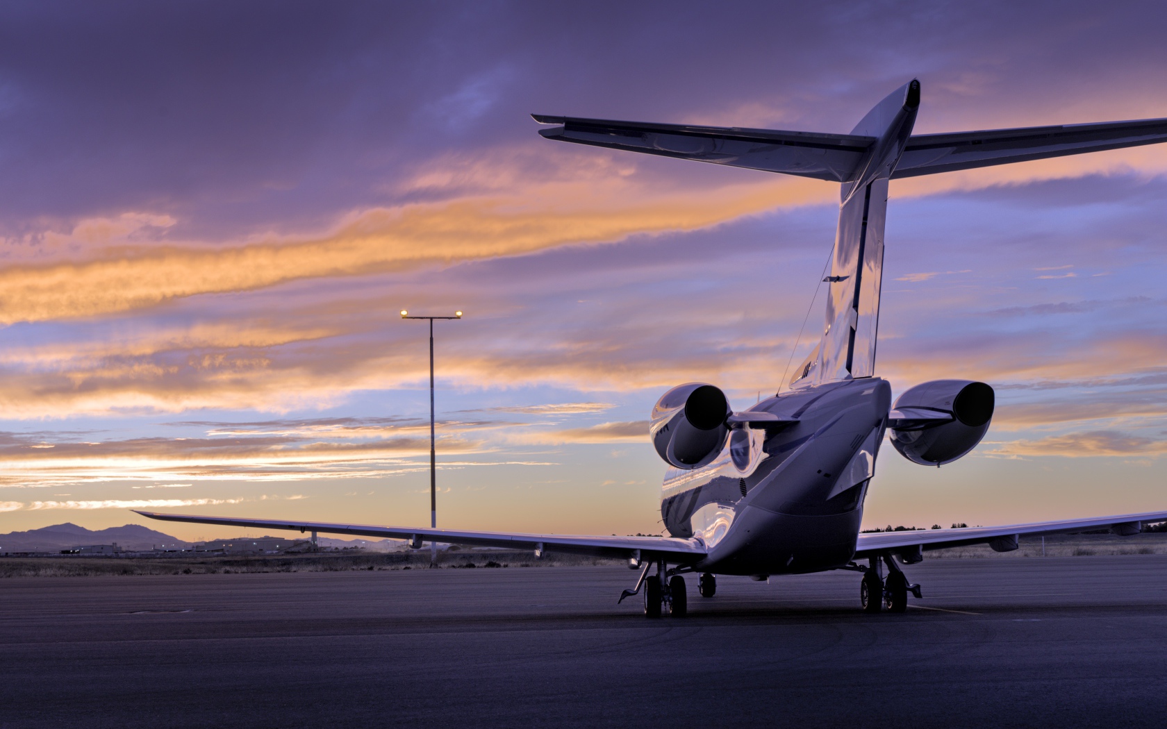 Большой самолет стоит на взлетной полосе  вид сзади