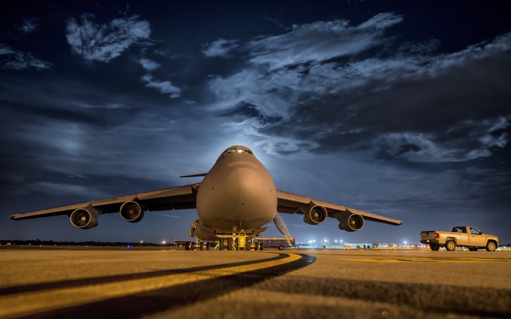 Большой пассажирский самолет на взлетной полосе 