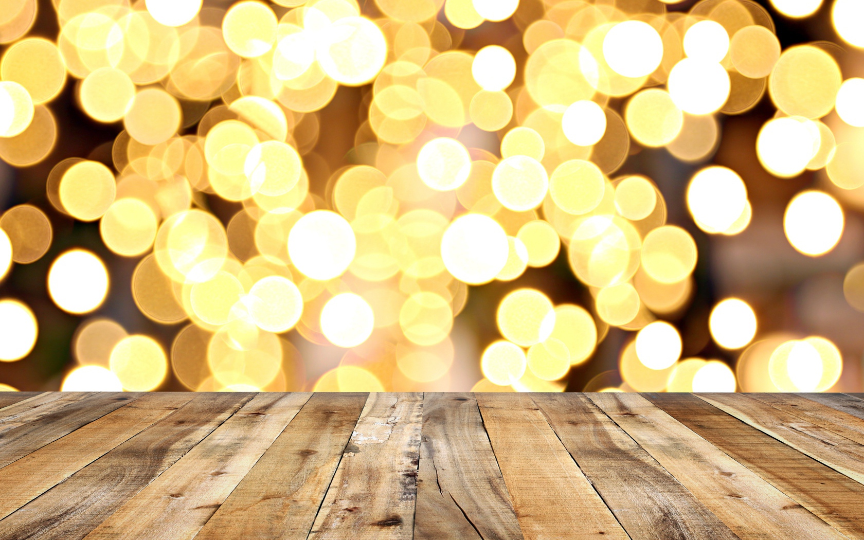 Деревянные доски и золотой фон боке