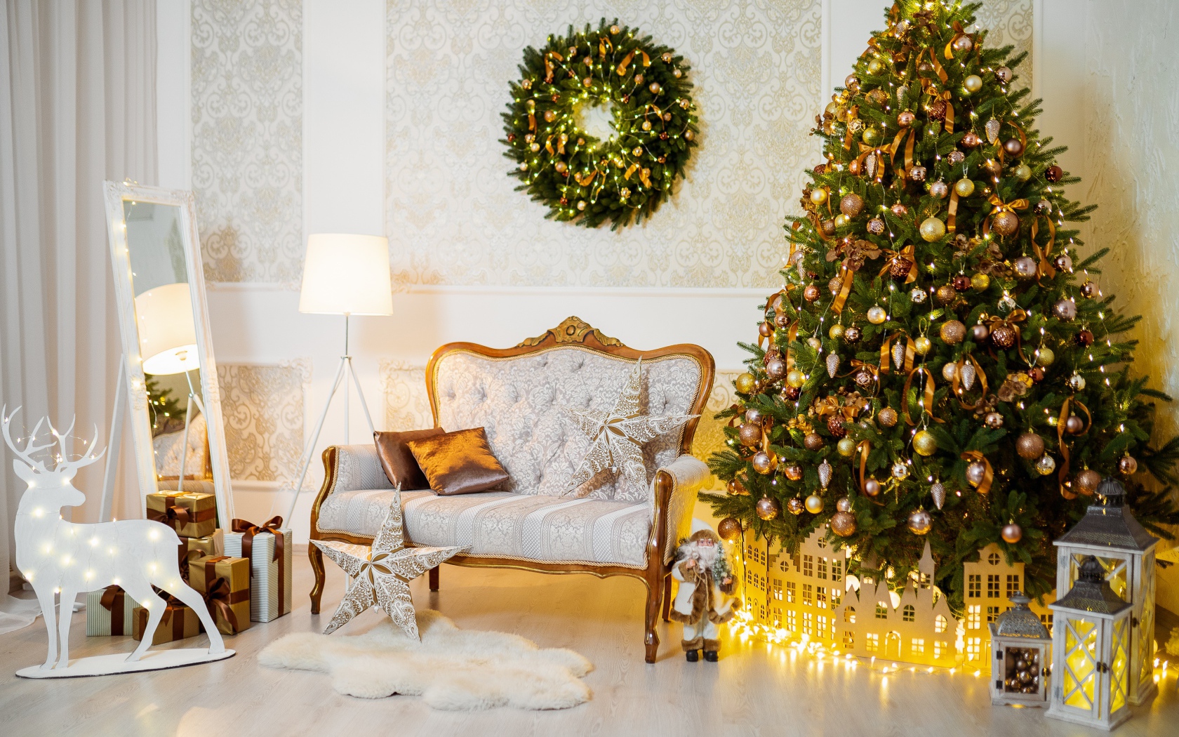 Красивая украшенная к Рождеству комната 