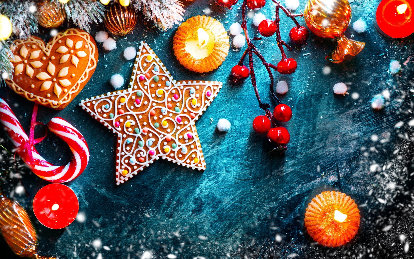 Рождественские пряники с игрушками на столе 