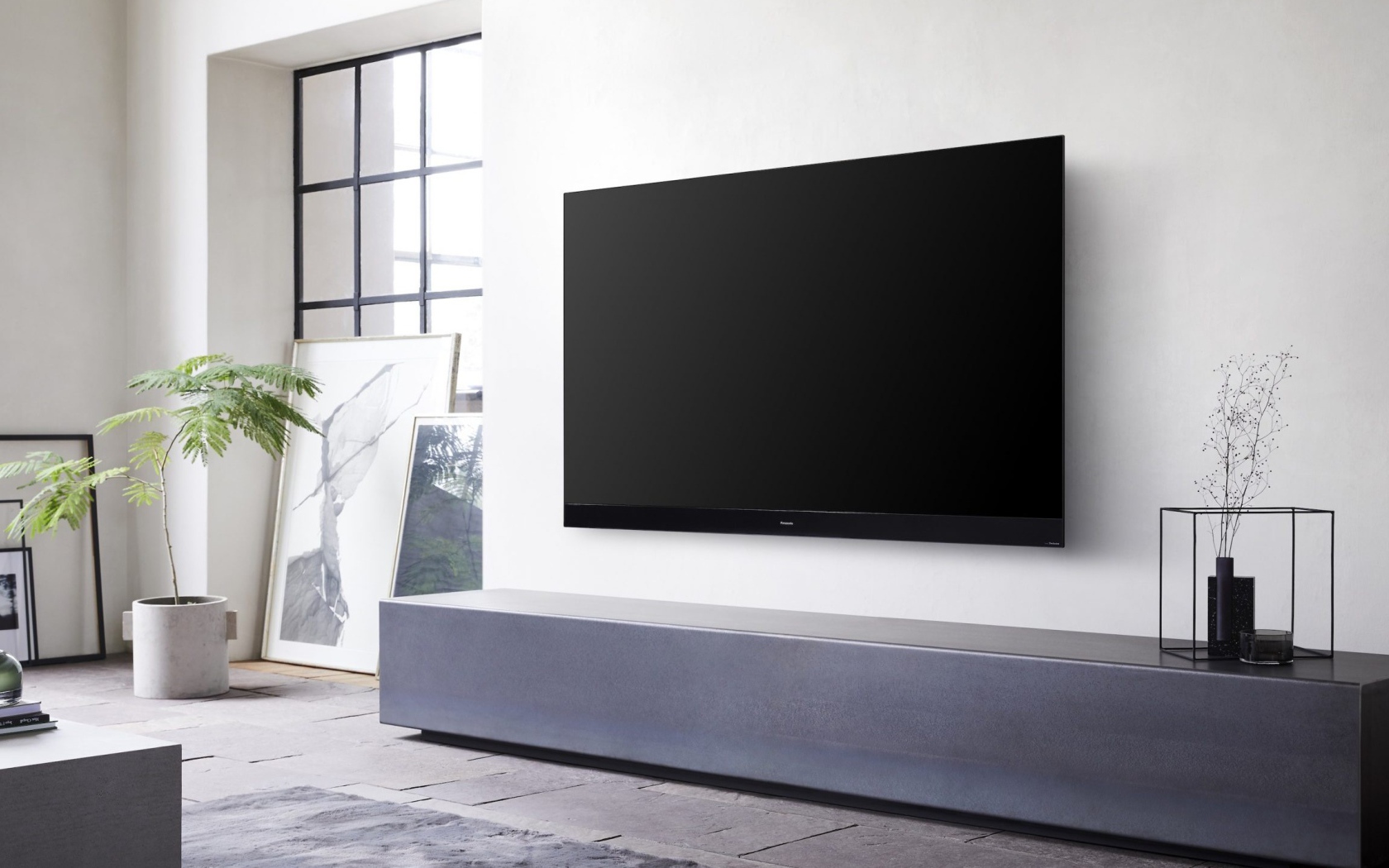 Новый телевизор Panasonic HZ2000 Dolby Vision IQ на стене