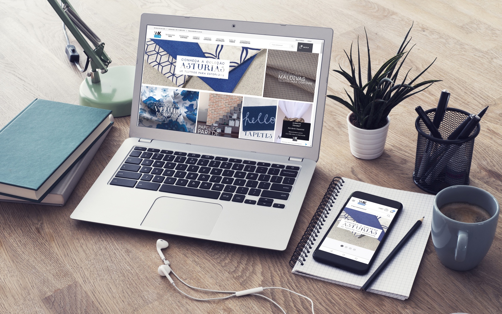 Ноутбук с канцелярскими предметами на столе 