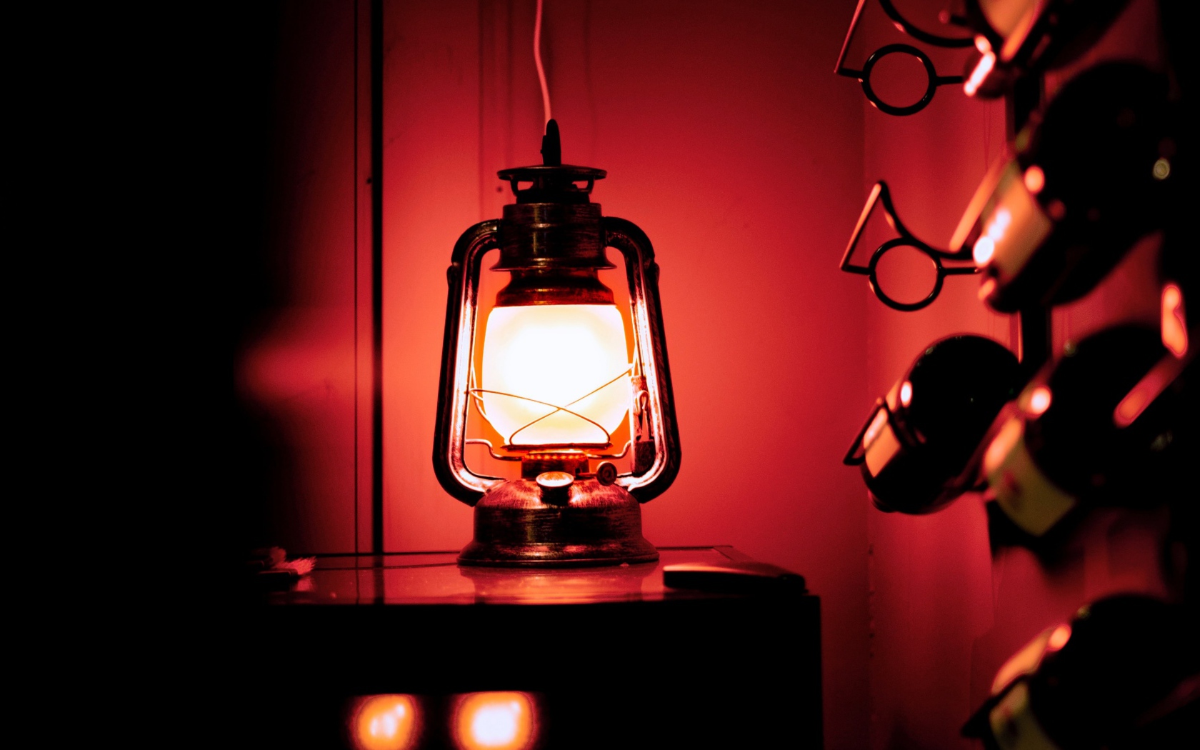 Керосиновая лампа стоит на столе в винном погребе 