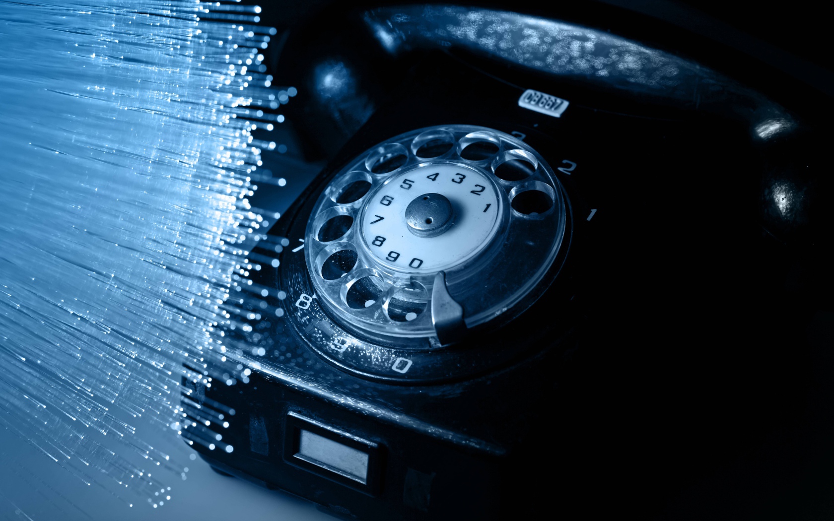 Черный ретро телефон на столе 