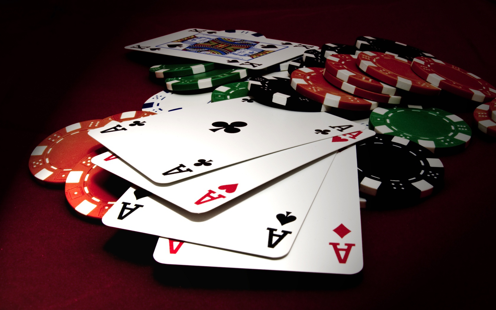 Карты и фишки для игры в  покер