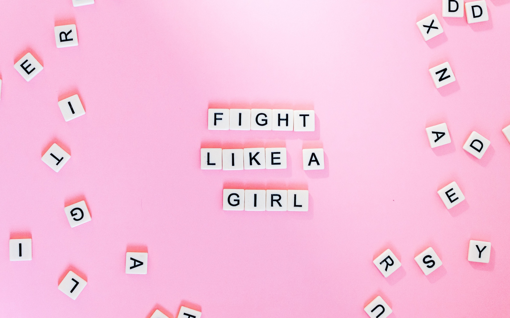 Кубики с надписью Fight like a Girl на розовом фоне