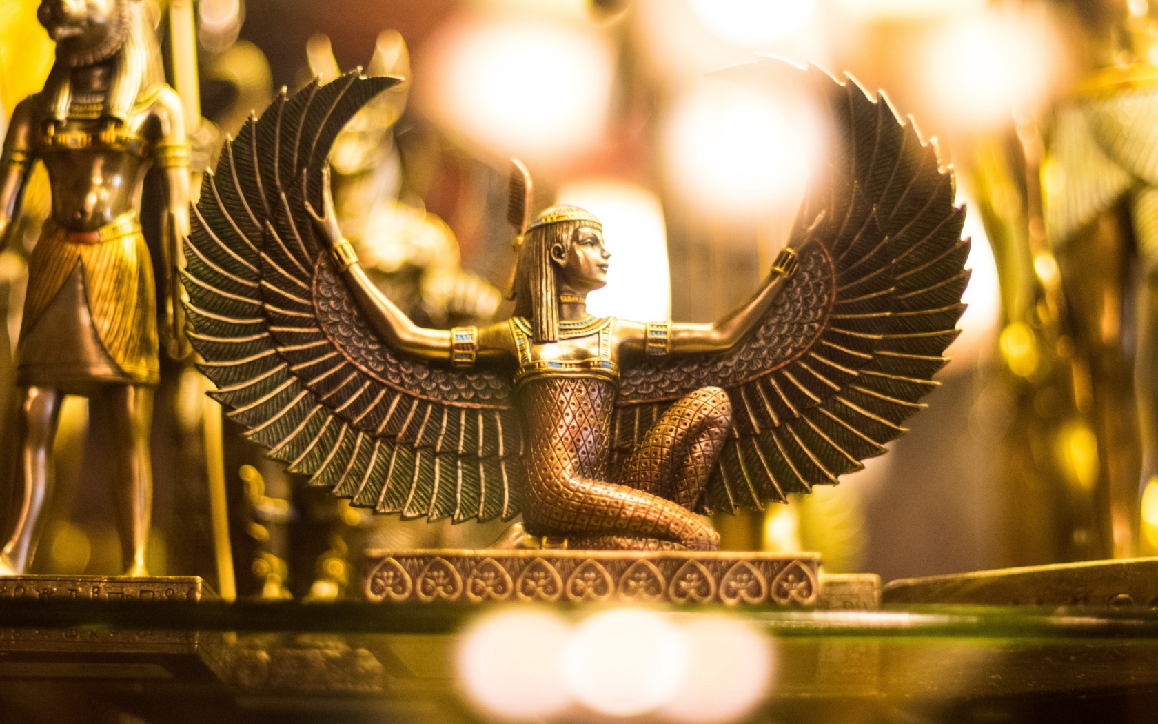 Египетские золотые фигурки на столе 