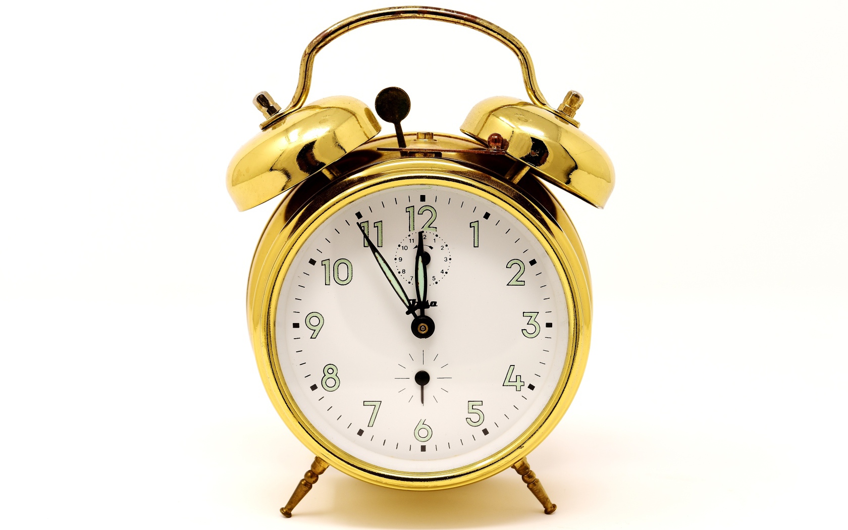 Золотой будильник на белом фоне 
