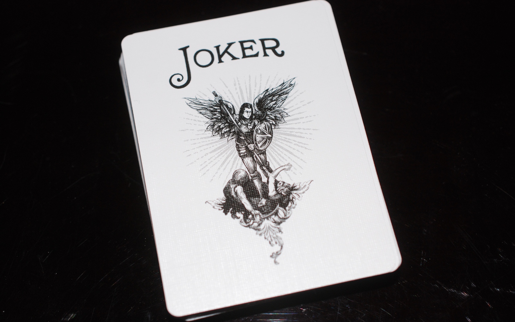 Карта Джокер на черном фоне
