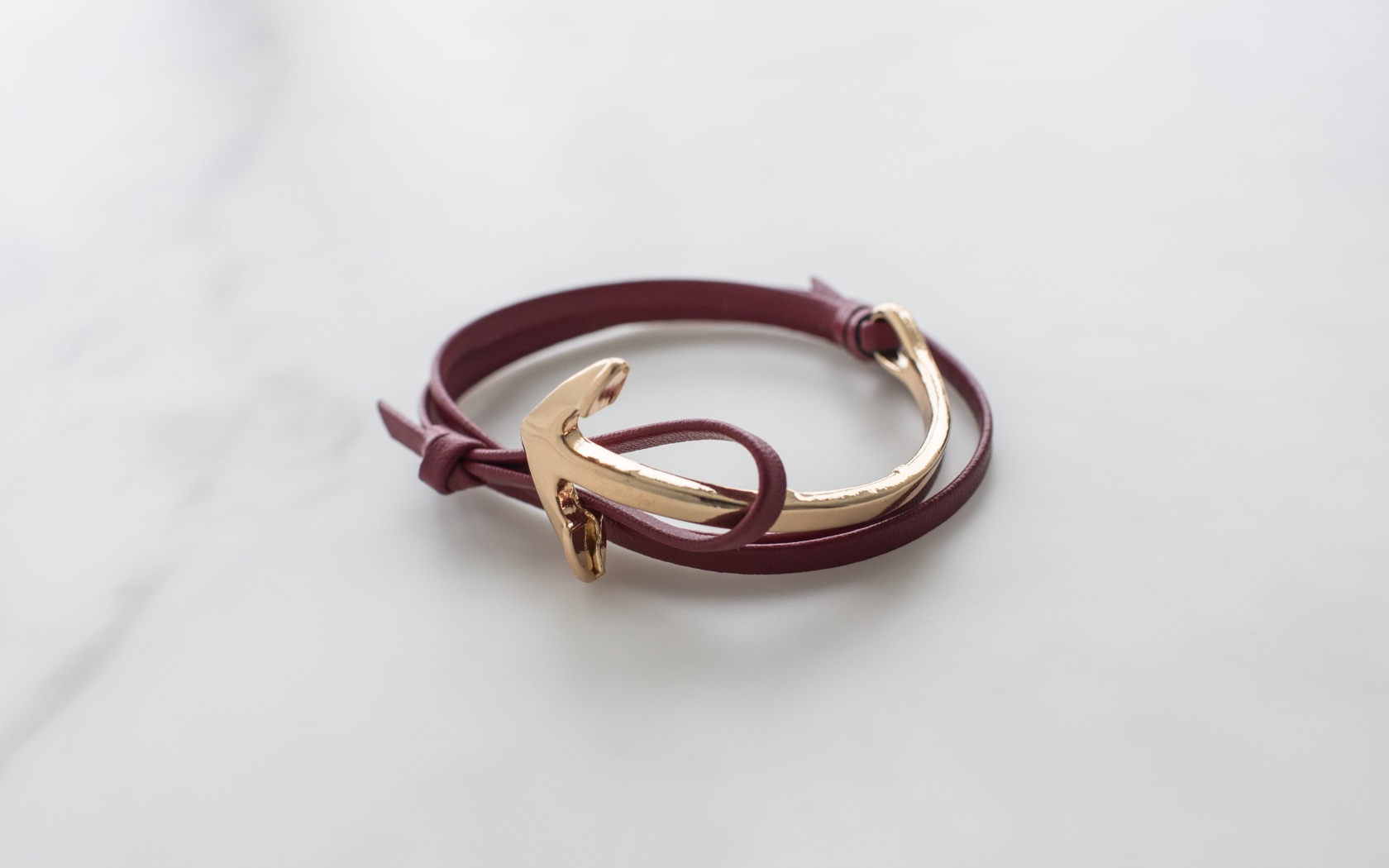 Кожаный браслет на руку на сером фоне