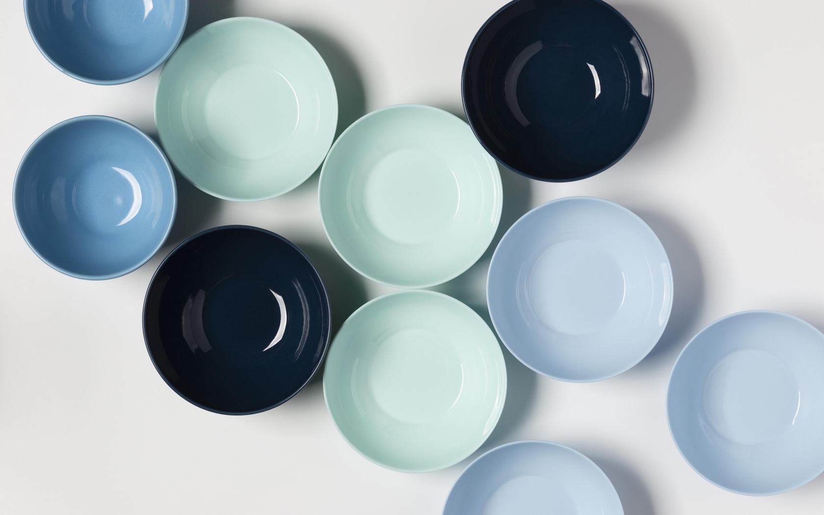 Разноцветные фарфоровые миски на столе 