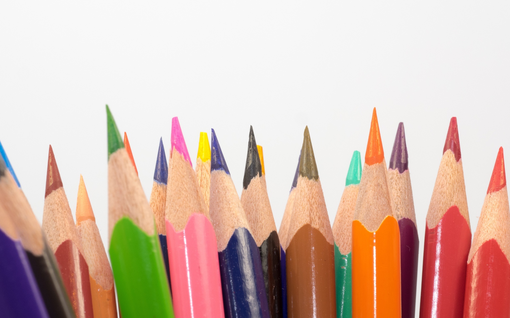Острые разноцветные карандаши для рисования на белом фоне