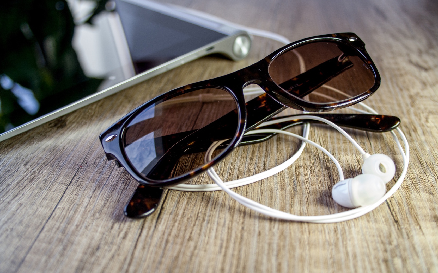 Солнечные очки с наушниками на столе