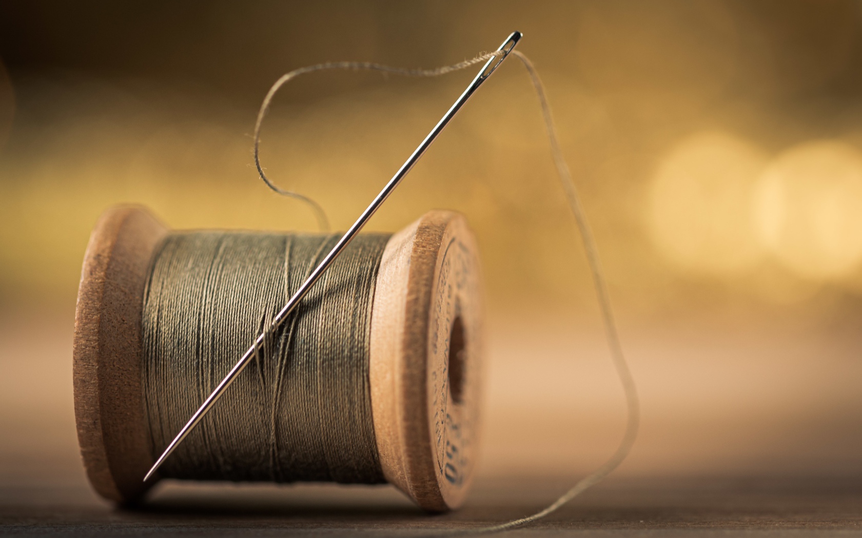 Деревянная катушка с нитками и иголкой 