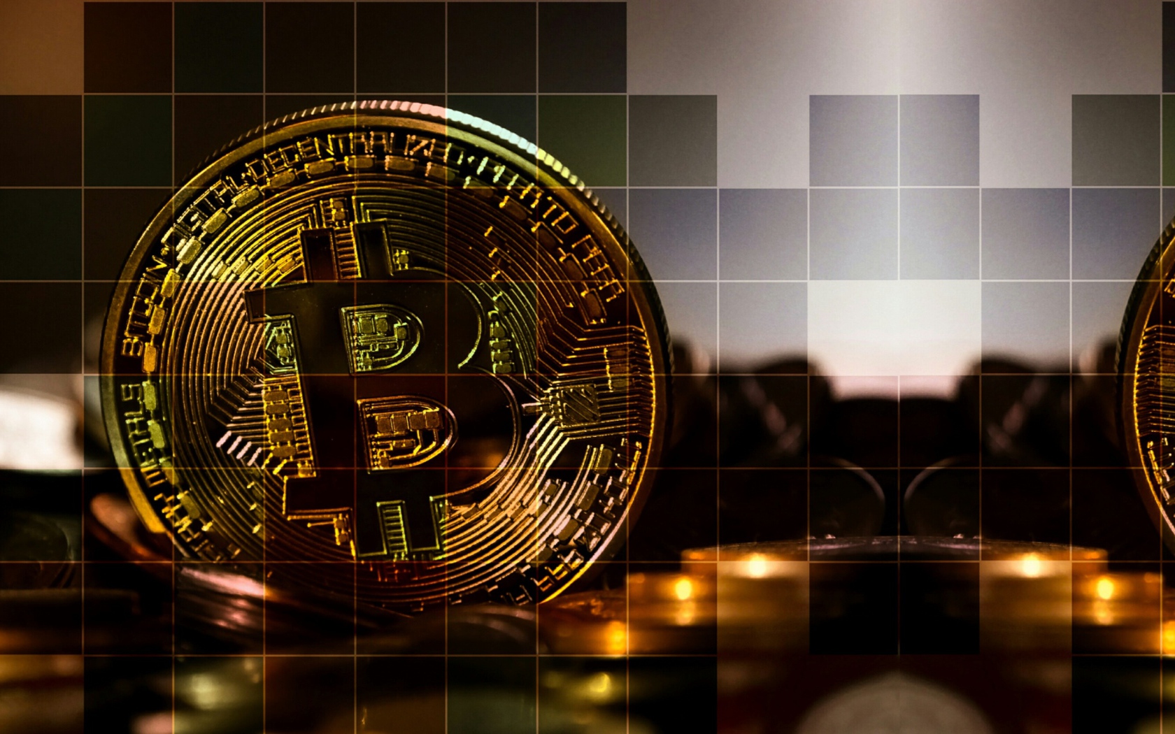 Монеты биткоин на фоне в клетку 