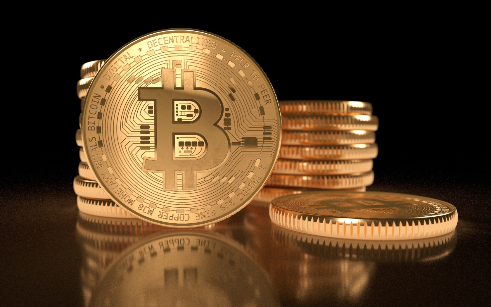 Много золотых монет биткоин на черном фоне