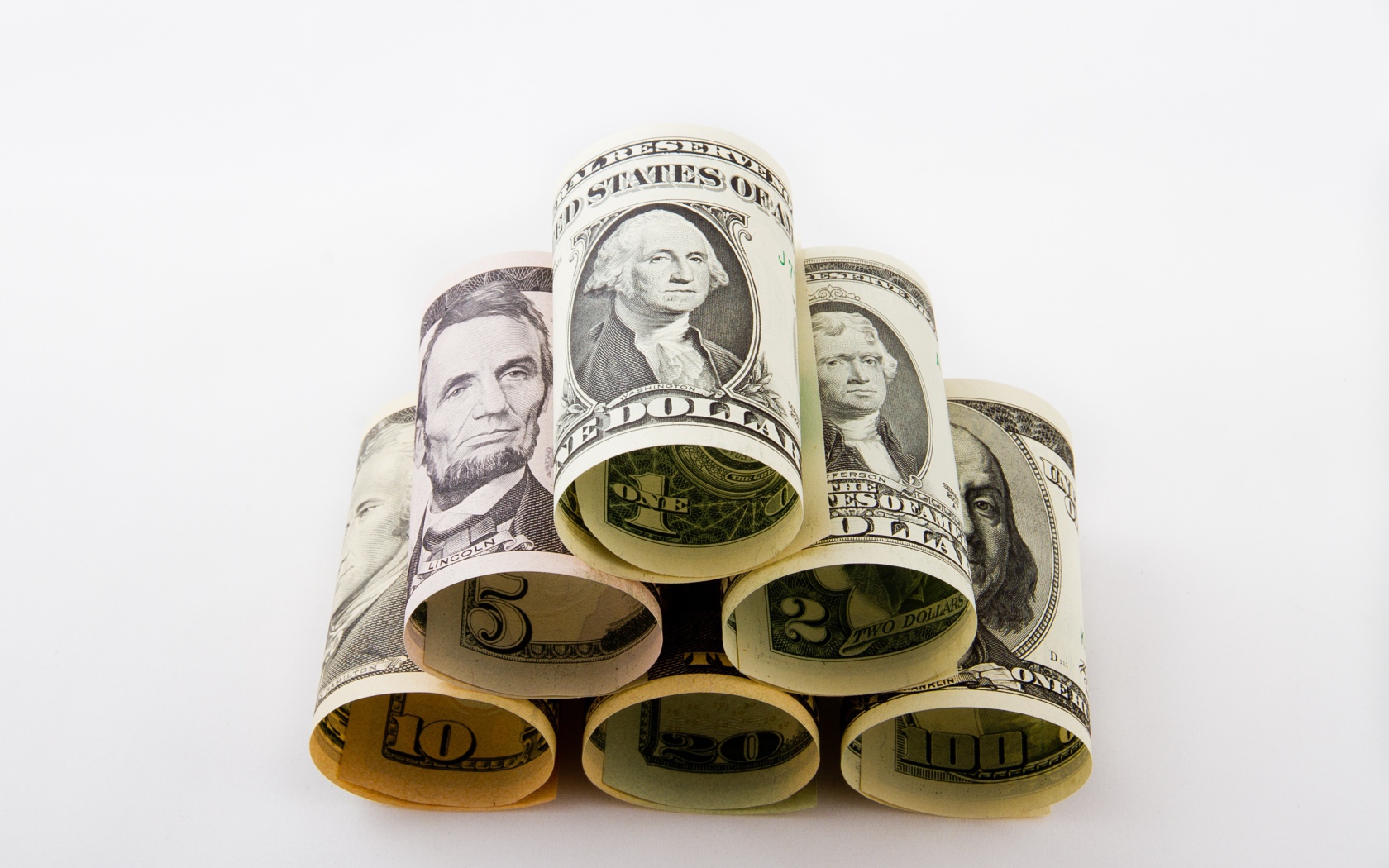 Пирамида из скрученных долларовых купюр 