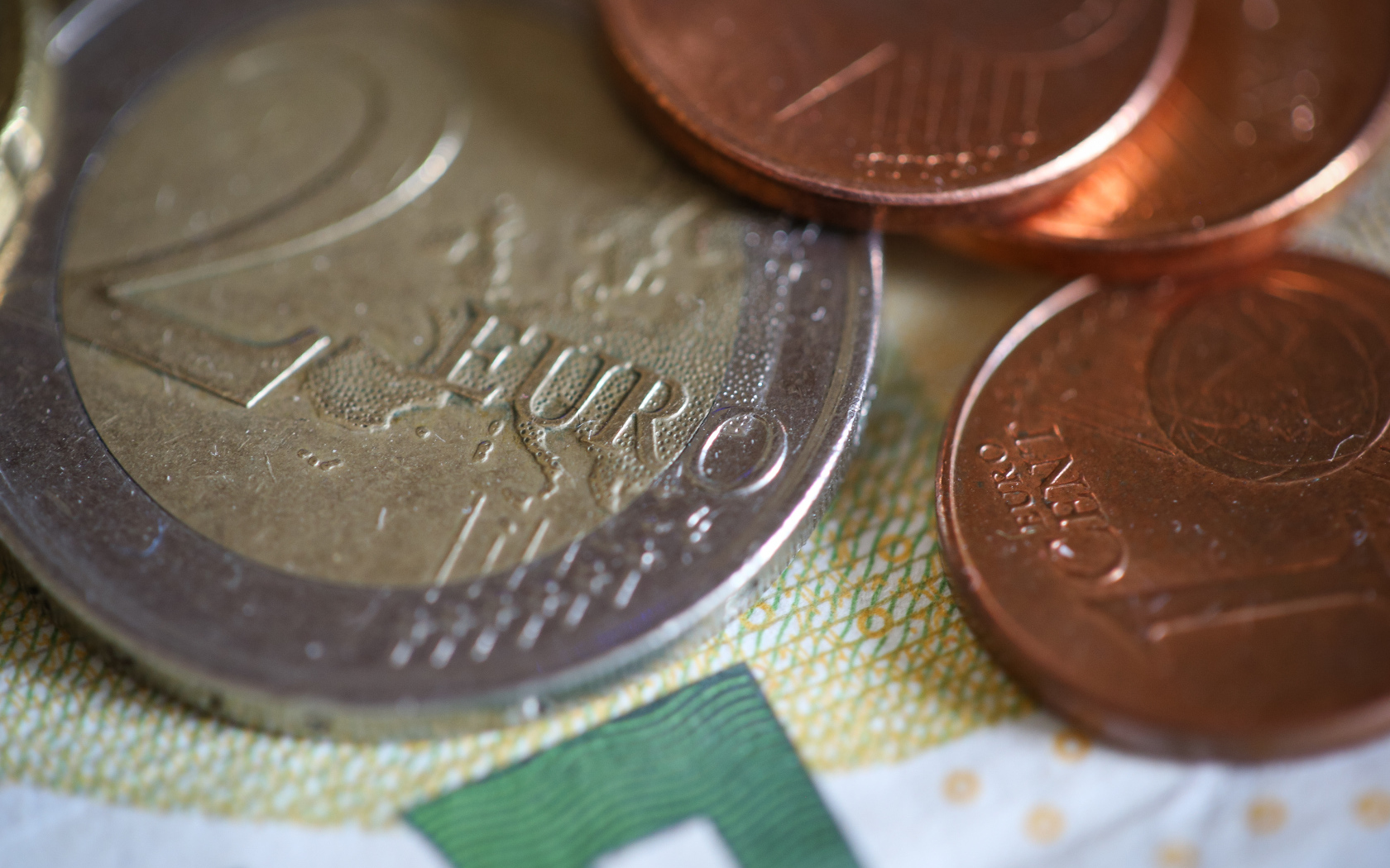 Монеты один и два евро на столе 