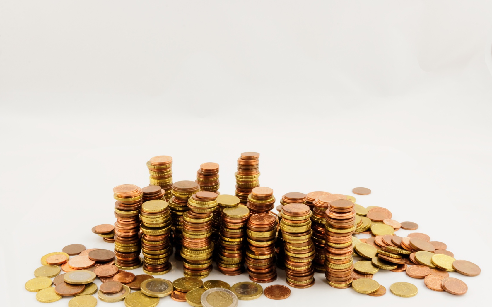 Много монет евро на белом фоне 