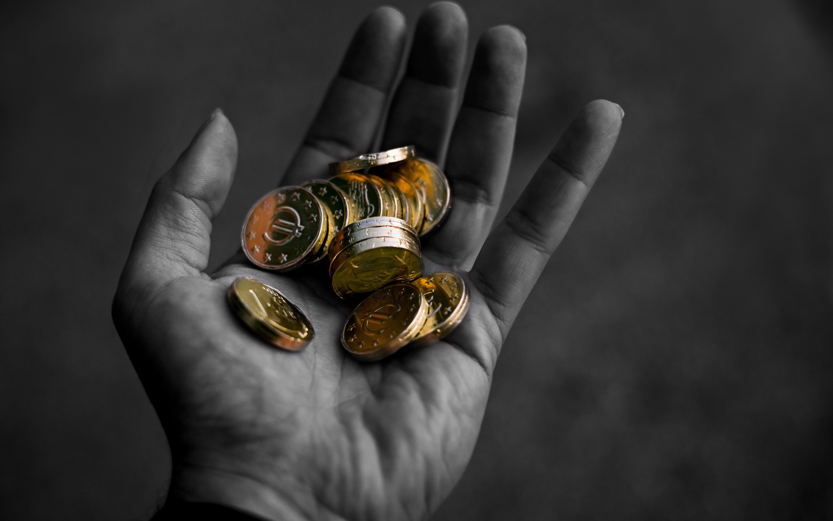 Много монет в руке у мужчины