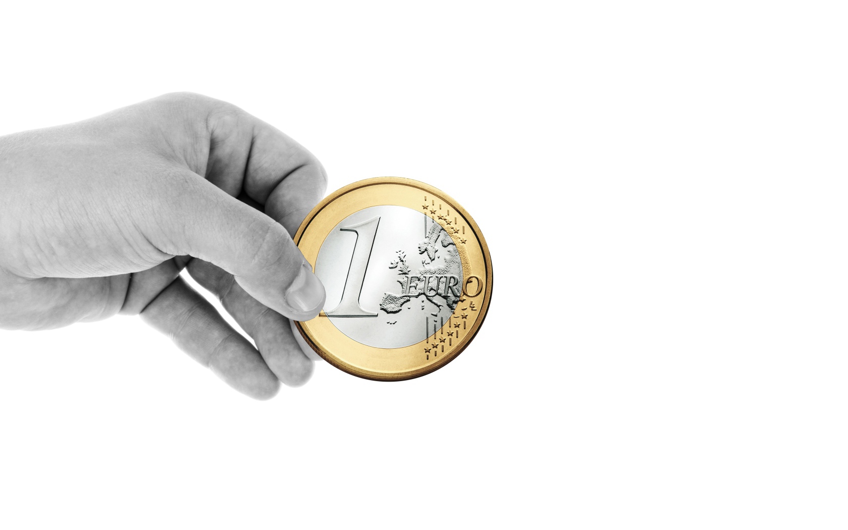 Монета в один евро в руке на белом фоне