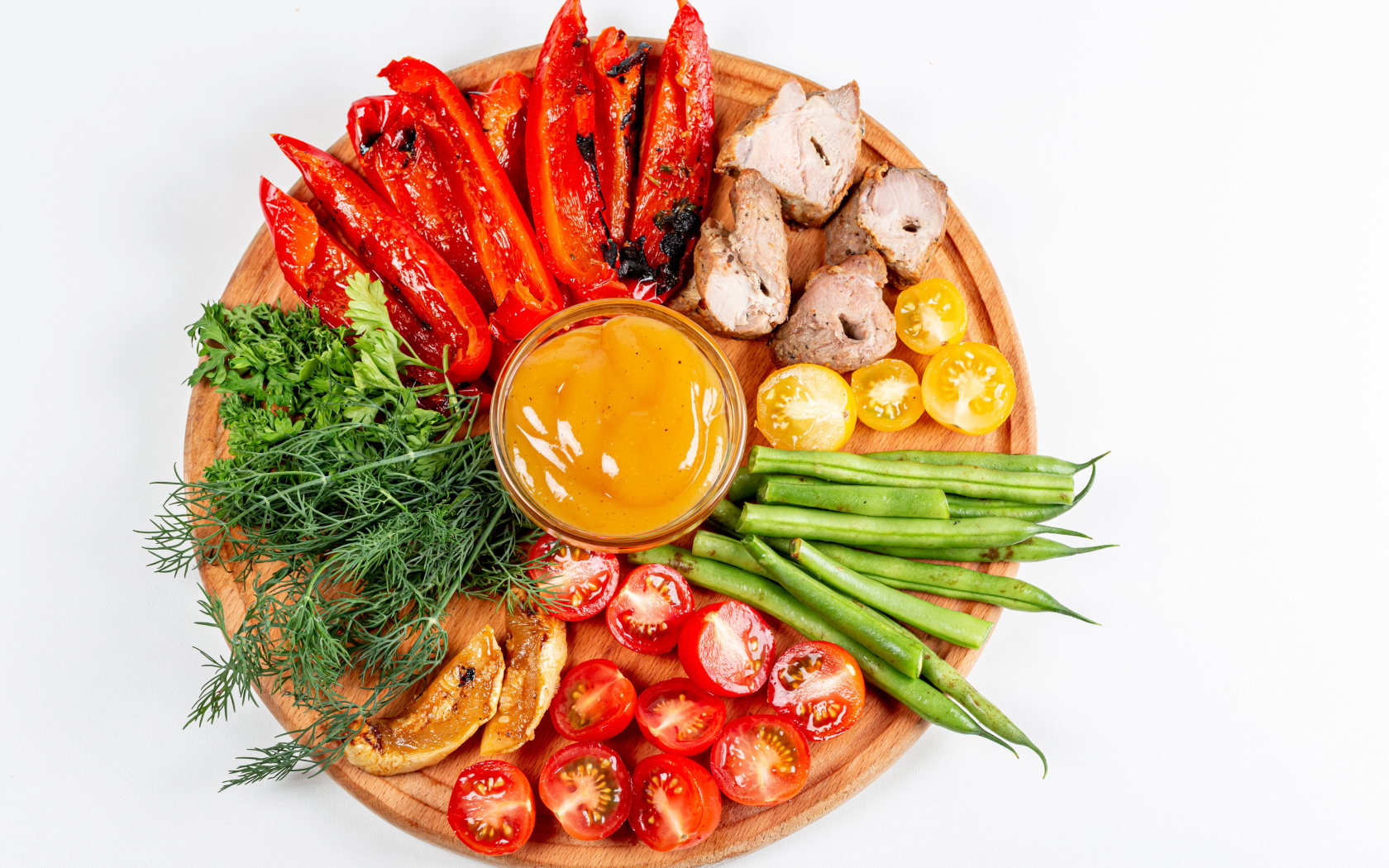 Доска с овощами, зеленью и мясом