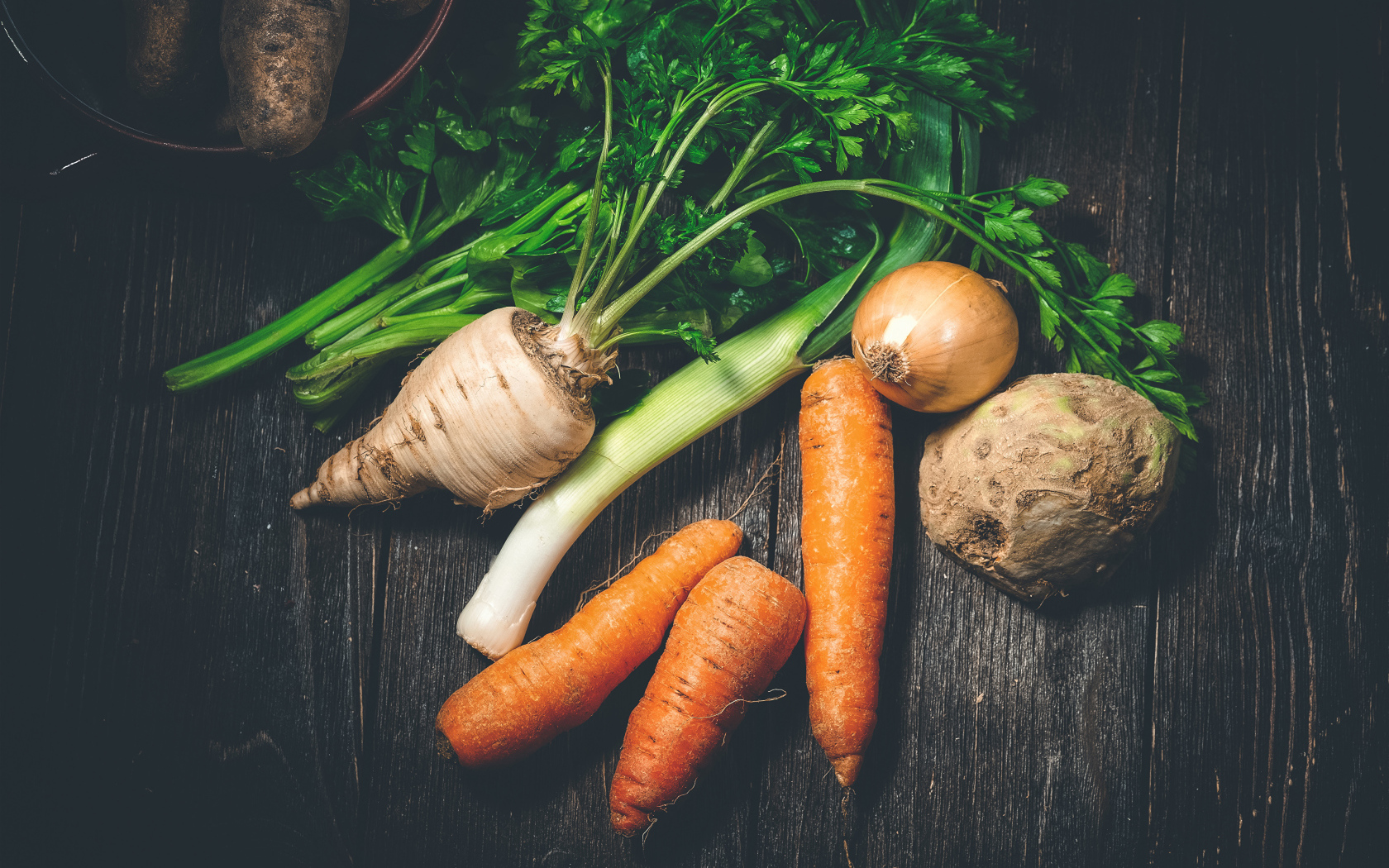 Сельдерей, морковь и лук на столе 