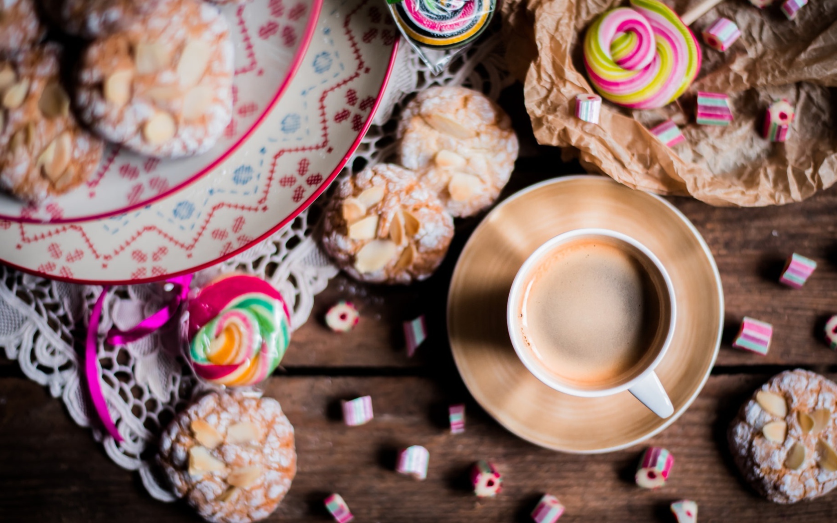 Чашка кофе на столе с печеньем и конфетами