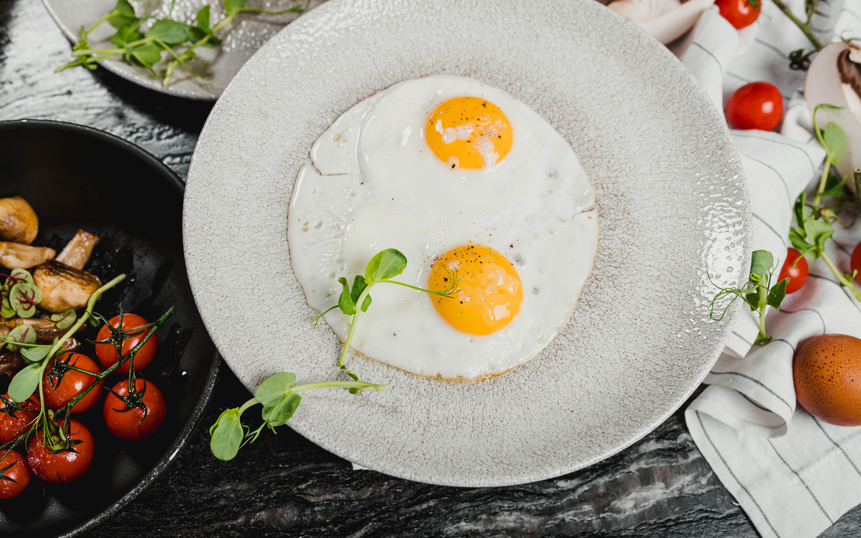 Яичница глазунья с овощами на столе 