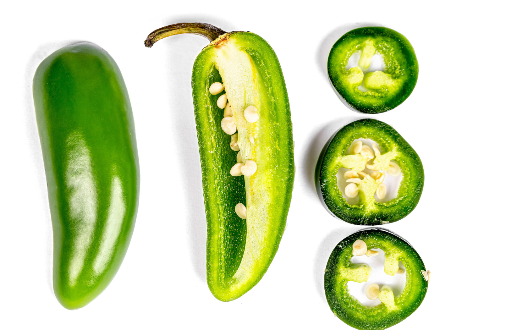 Зеленый перец в разрезе на белом фоне