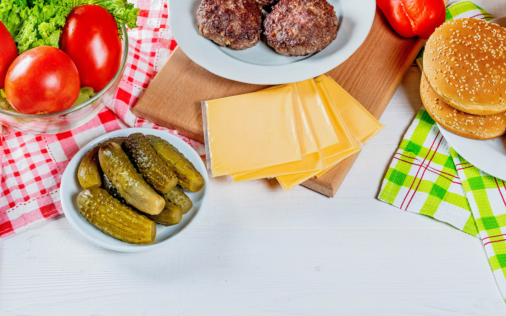 Заготовки для гамбургера на столе 