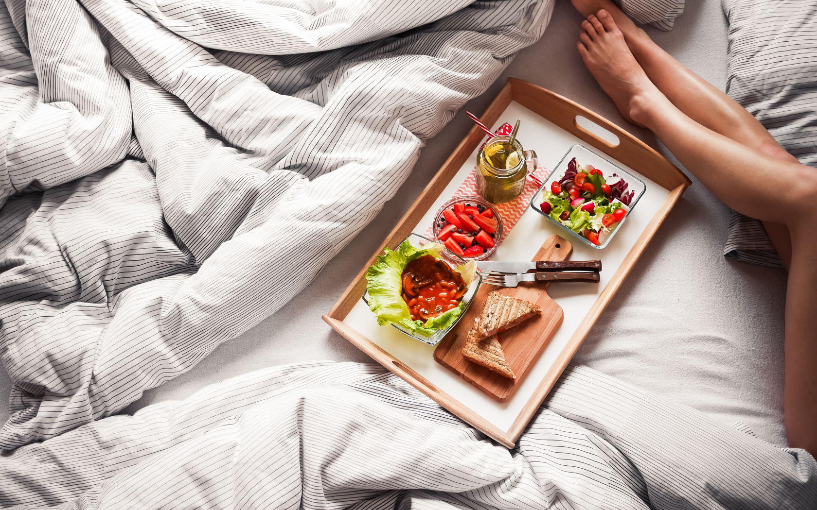 Легкий завтрак в постель для любимой девушки 