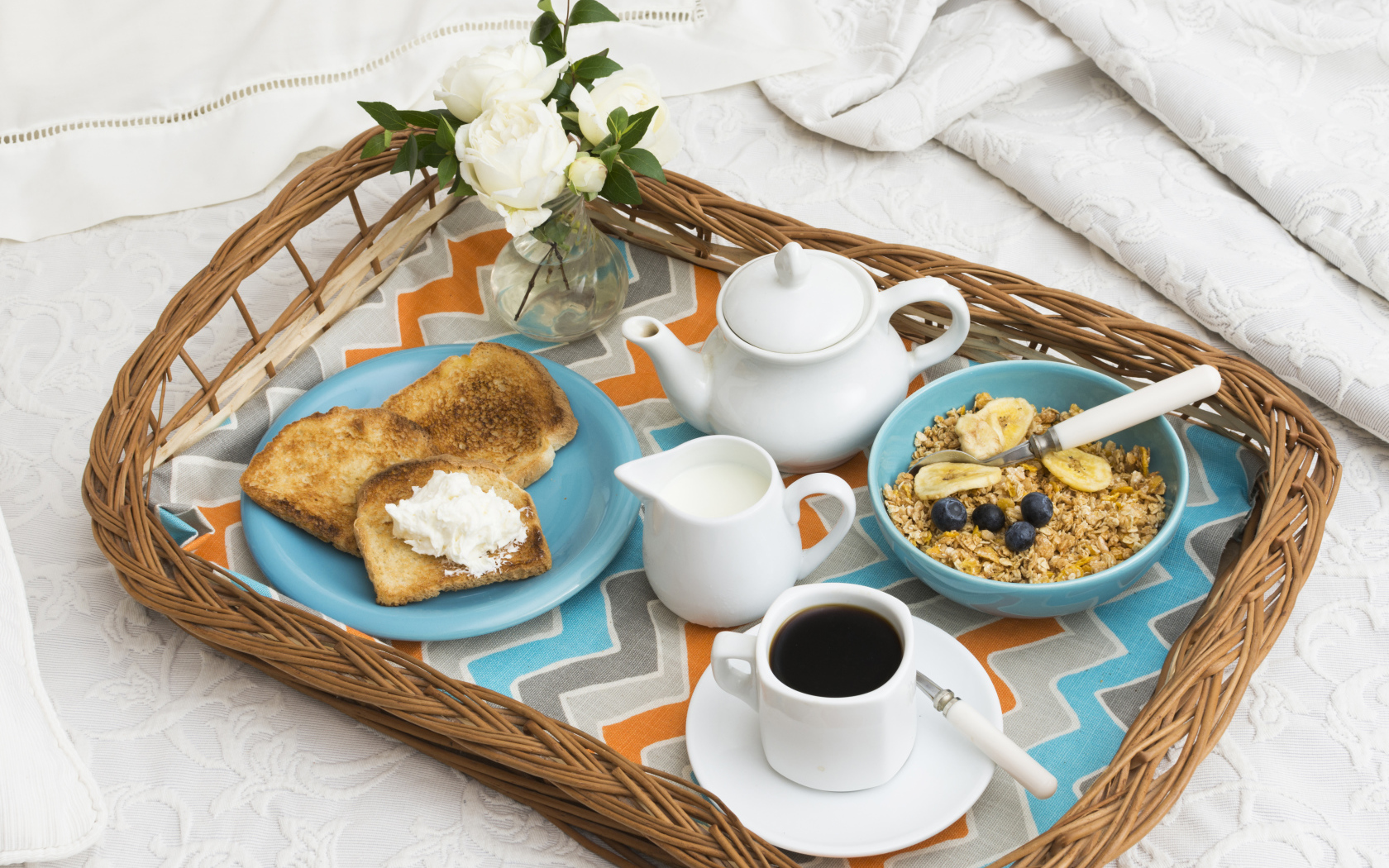 Легкий завтрак на подносе в постель для любимой 