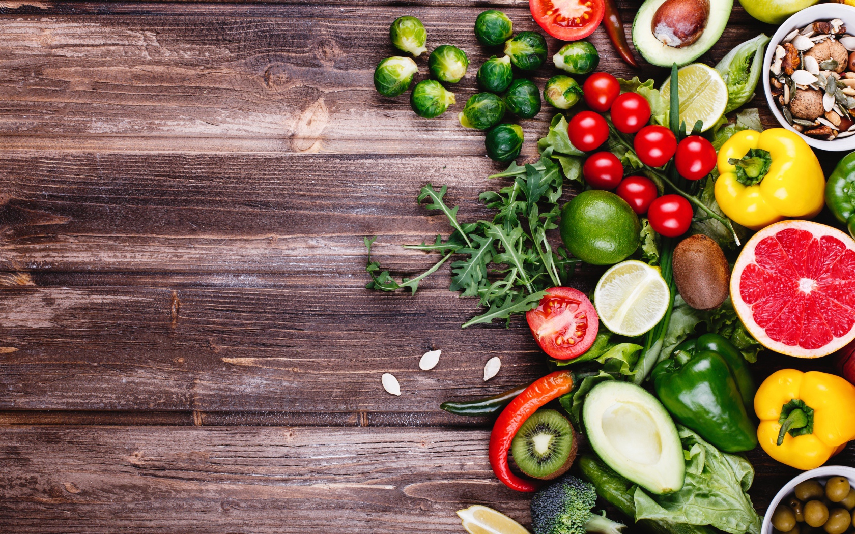 Много свежих овощей и фруктов на деревянном столе 