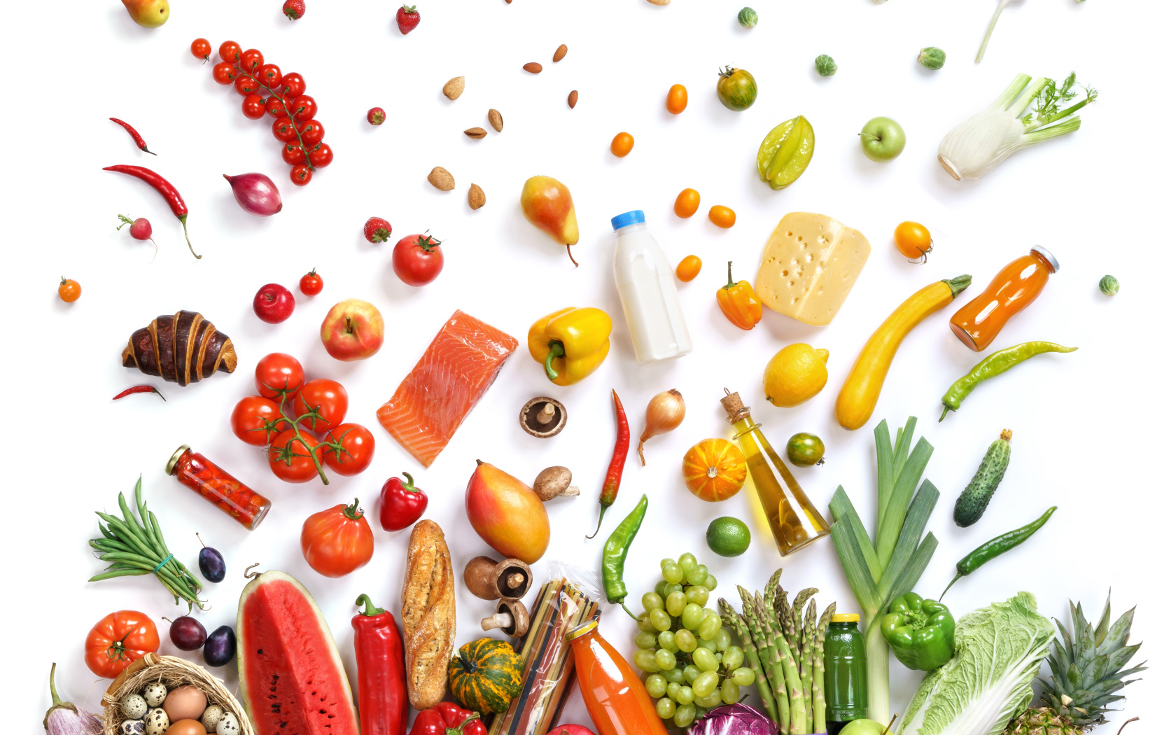 Много различных продуктов на белом фоне