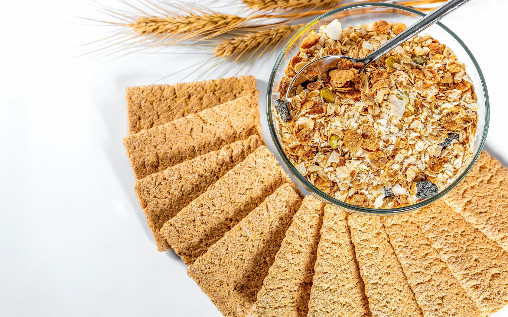 Мюсли в тарелке на столе с хлебцами 