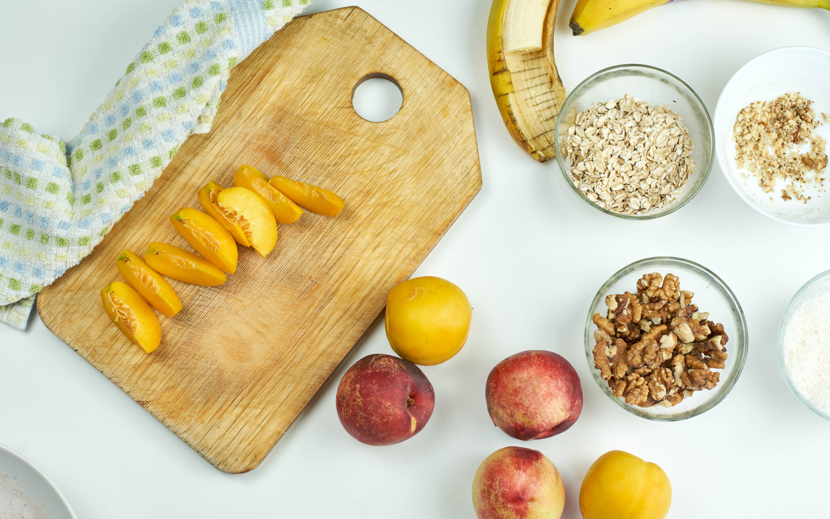 Овсянка, нектарин, банан и орехи на завтрак