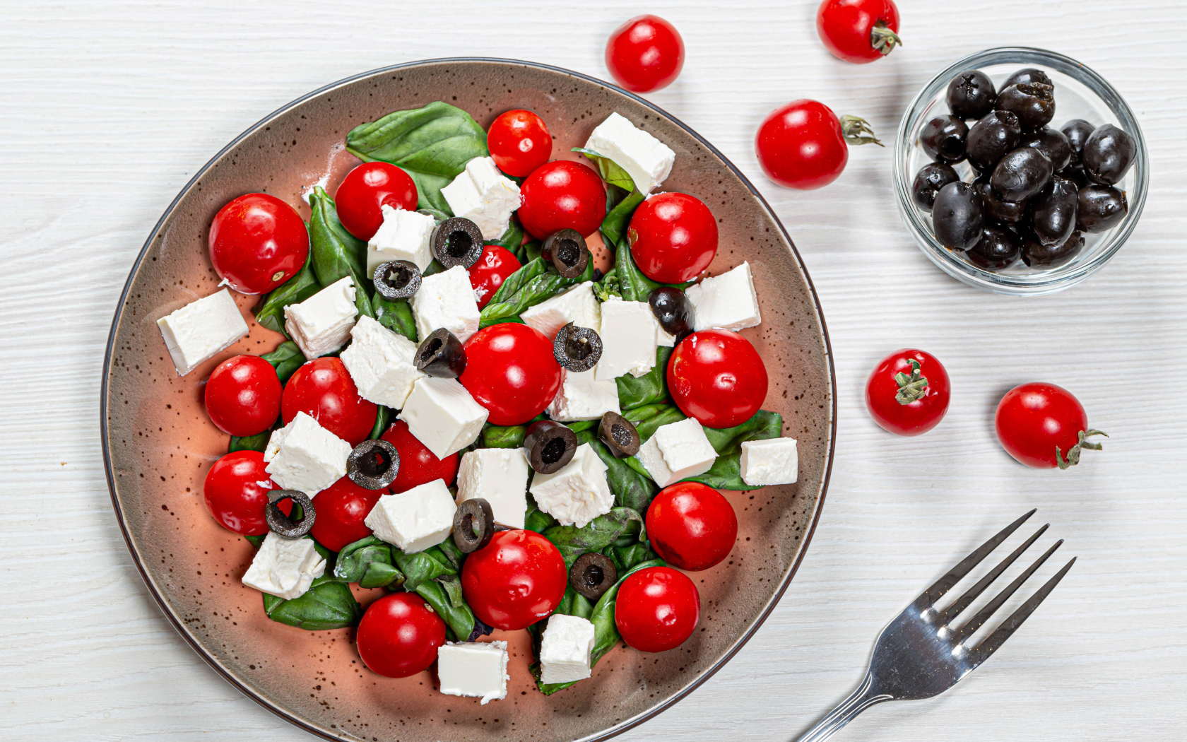 Салат с помидорами черри, оливками, базиликом и сыром