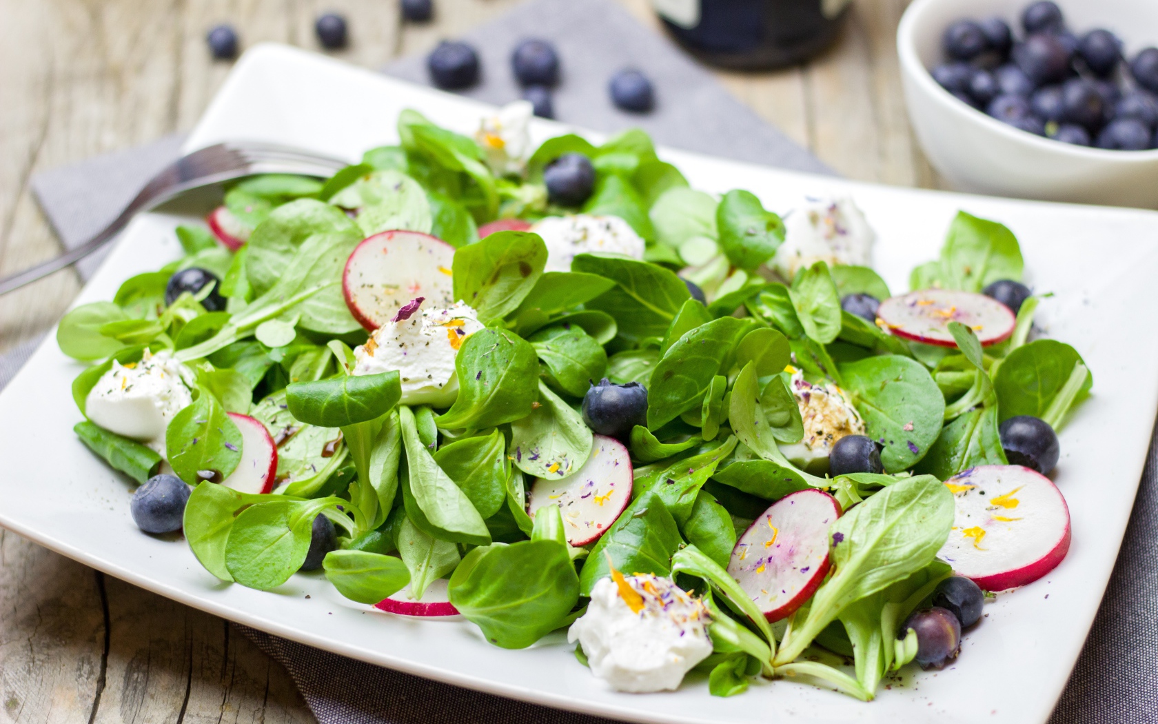 Салат с редисом, базиликом, сыром и ягодами черники 