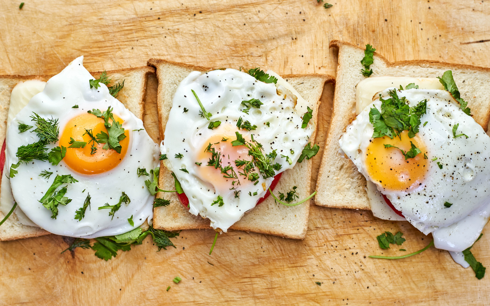 Бутерброды с яичницей, помидорами и зеленью 