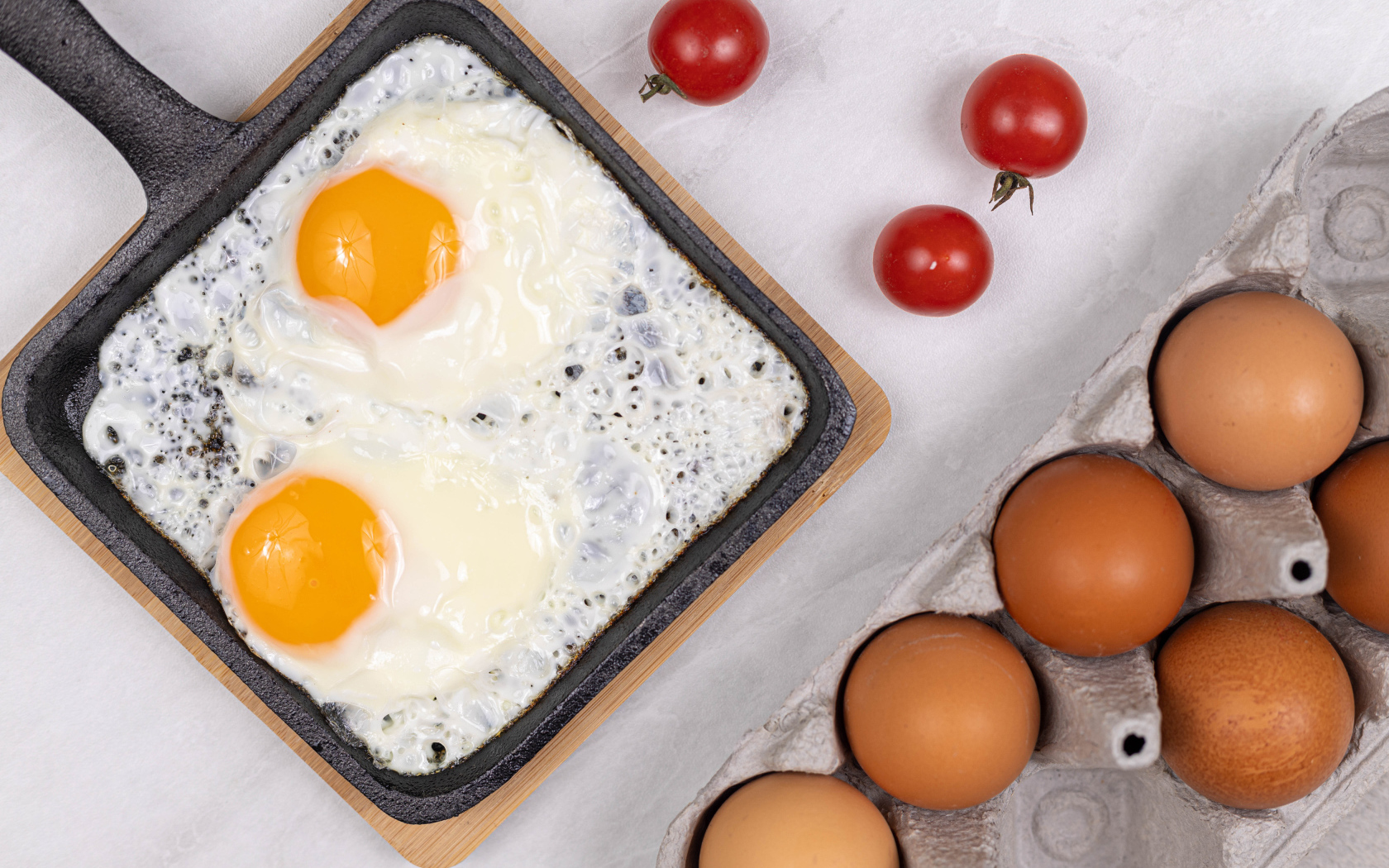 Яичница с помидорами и яйцами на столе