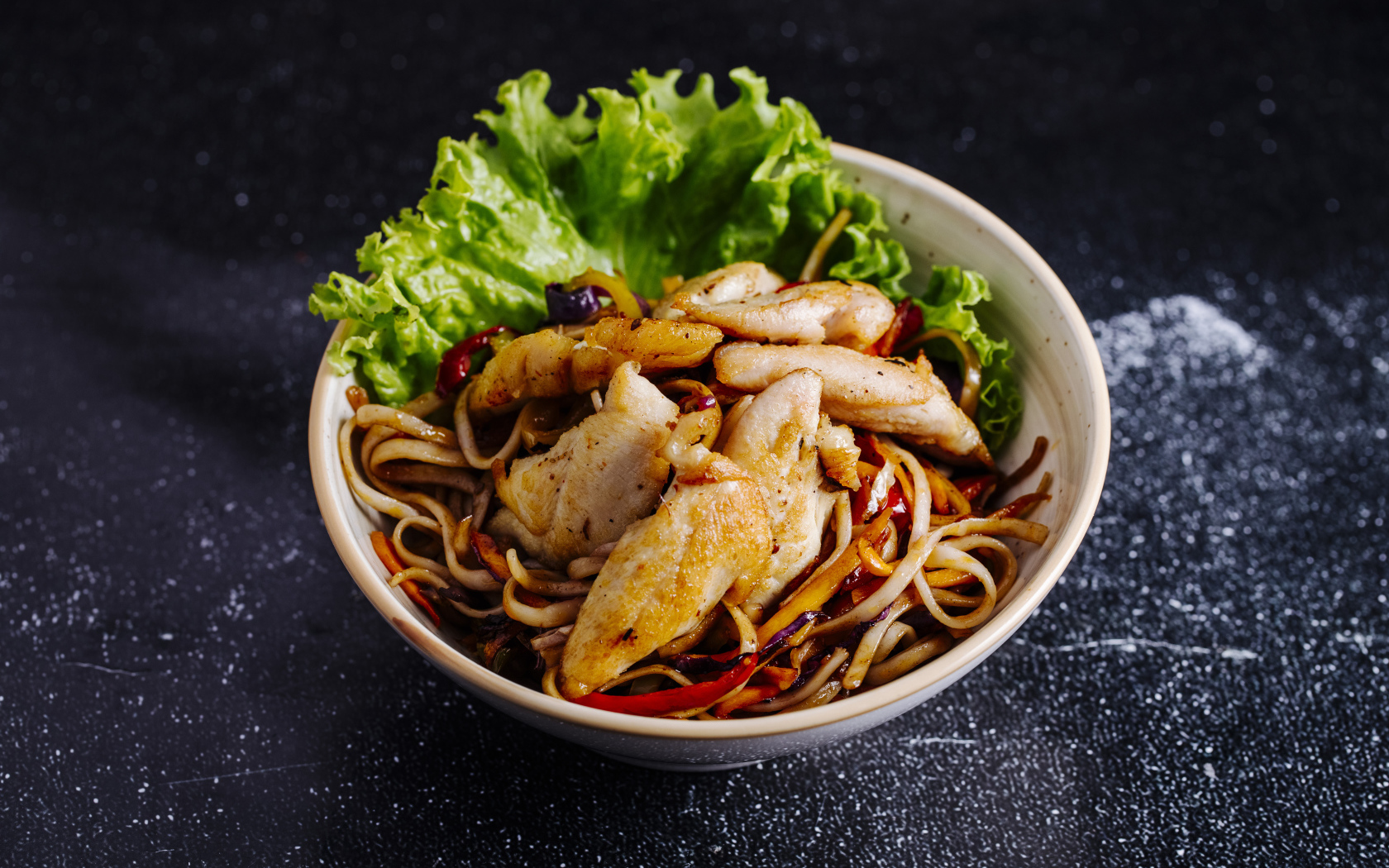 Спагетти в соусе с курицей и листьями салата 