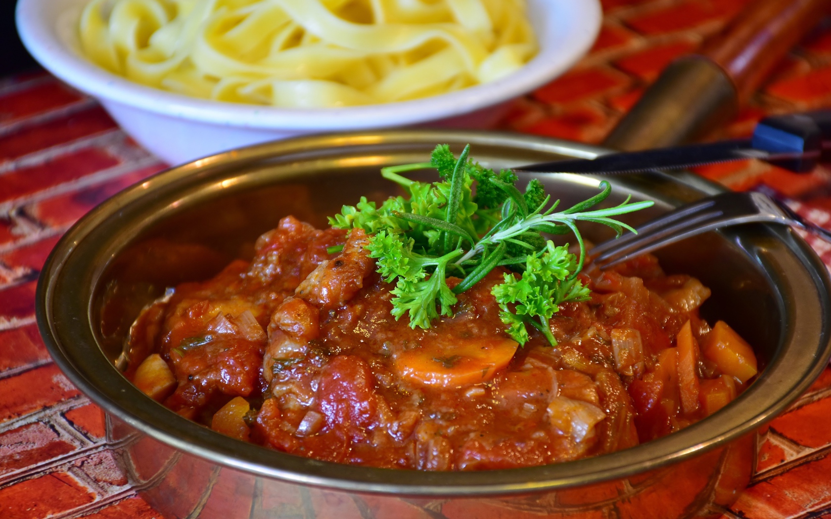 Острое блюдо из овощей в тарелке с петрушкой 